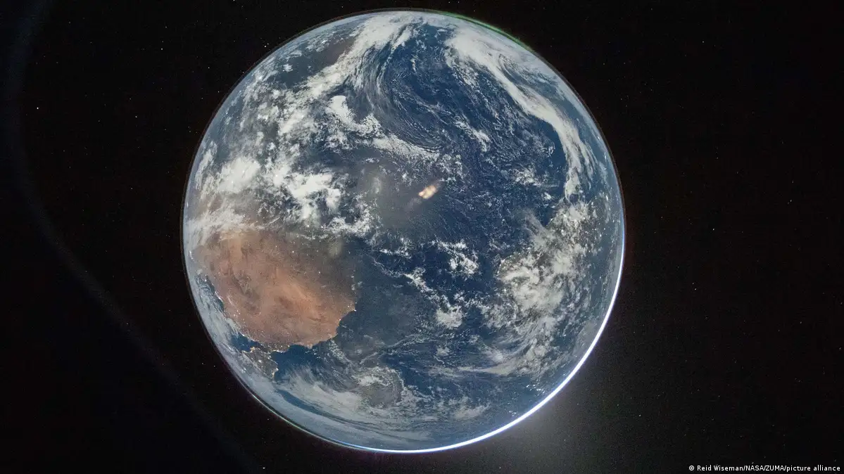 阿耳忒弥斯2号宇航员飞越地月中点：目前距月球更近