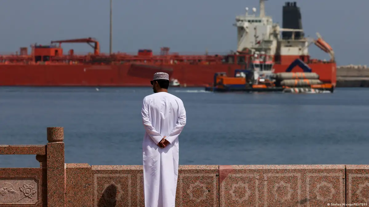 伊朗宣布严控霍尔木兹海峡：商船遭袭引发国际航运危机