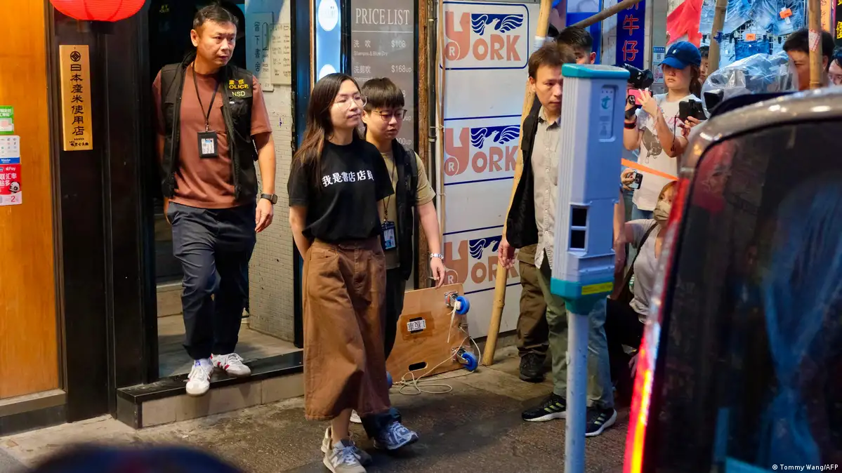 香港警方搜查两家独立书店并逮捕五人