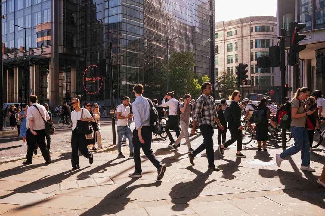UK Wages Grow Faster Than Expected as Unemployment Falls Below 5%