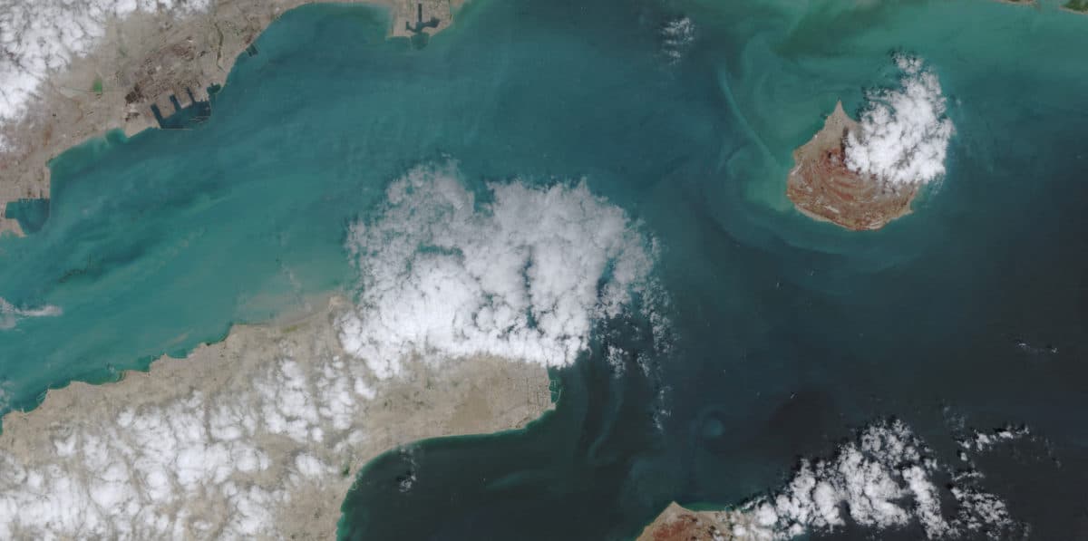 美伊在霍尔木兹海峡相互袭击商船导致国际油价大幅飙升