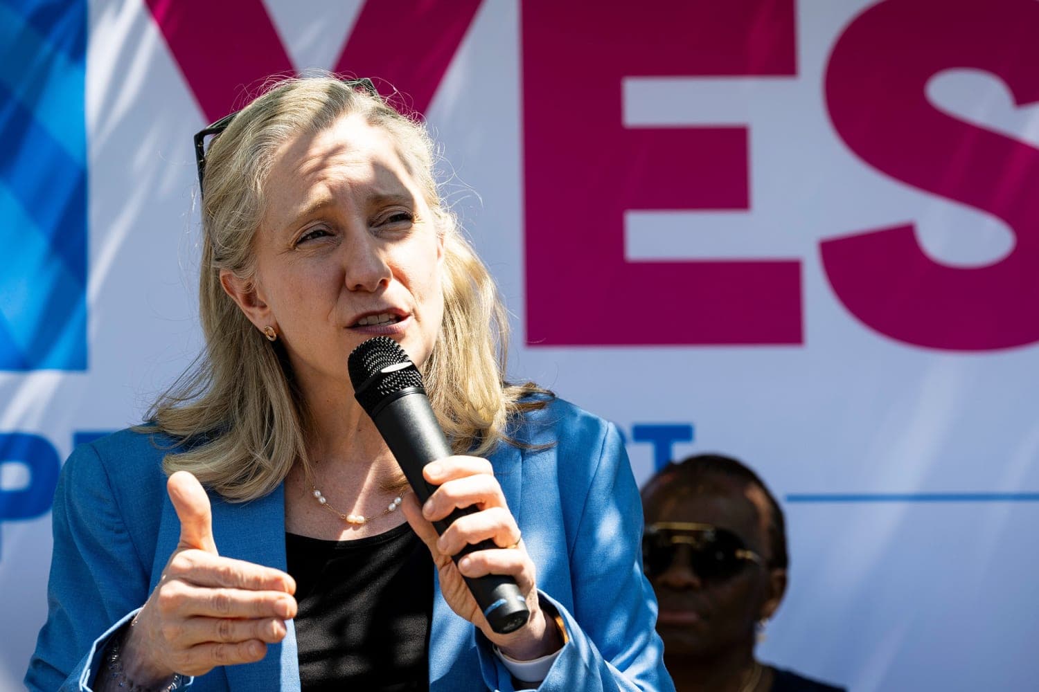 Virginia Voters Approve Redistricting Plan Boosting Democrats' Midterm Prospects