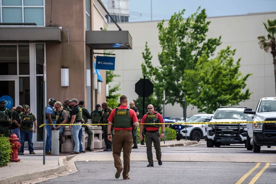 One Dead and Five Injured in Shooting at Mall of Louisiana