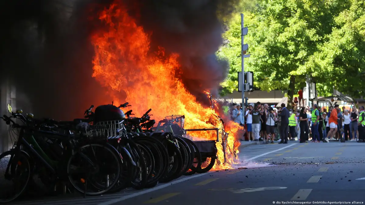 Anti-G7 Protesters Clash with Police in Geneva